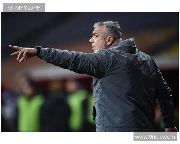 63岁足球明星重返赛场展现传奇风采引发球迷热议