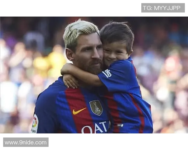 梅西温馨瞬间与孩子亲密互动展现足球巨星的柔情一面 梅西温馨瞬间与孩子亲密互动展现足球巨星的柔情一面