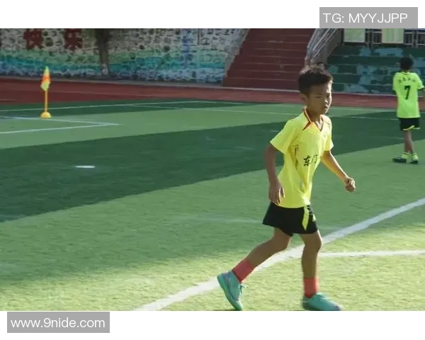 时尚足球明星外套男童精选图片展示让孩子们尽显运动风采